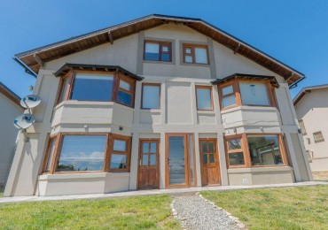 Casa con costa de lago